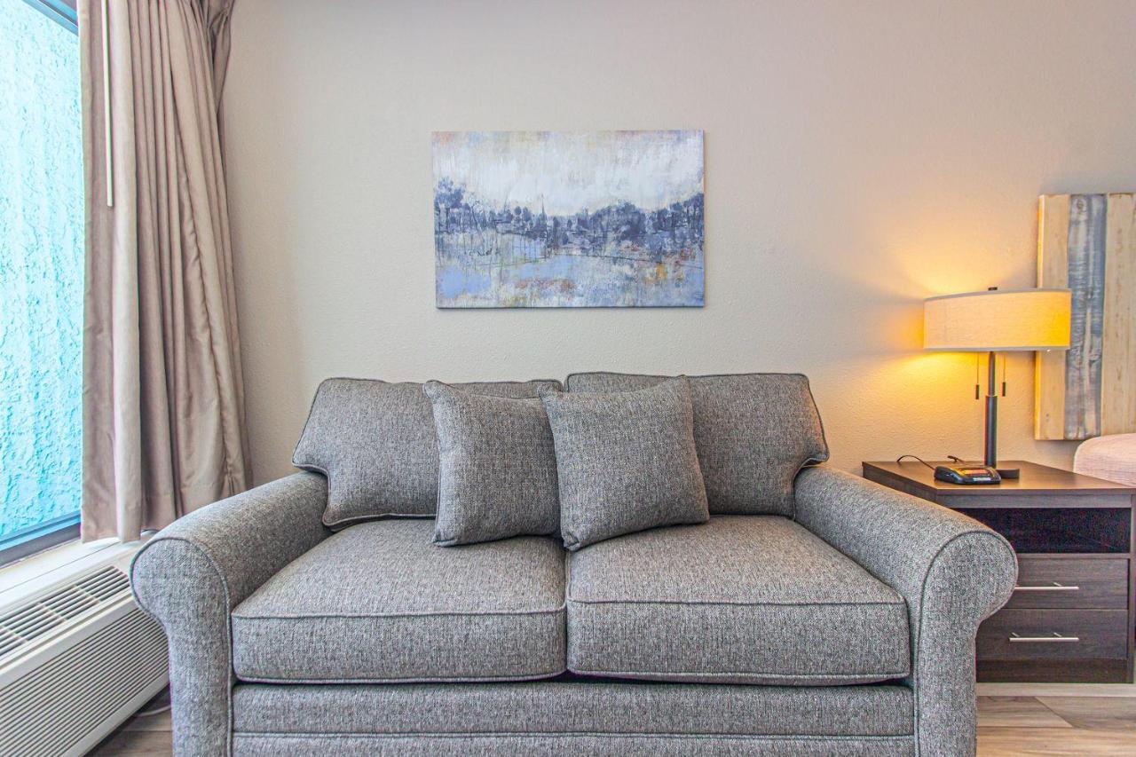 Landmark Resort King Suite Unit 710 Beautifully Updated Sleeps 4 Myrtle Beach Room photo