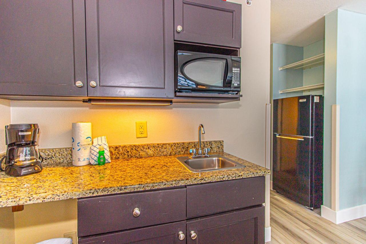 Landmark Resort King Suite Unit 710 Beautifully Updated Sleeps 4 Myrtle Beach Room photo